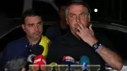 Flávio Bolsonaro defende financiamento de filme sobre o pai em evento em Campinas