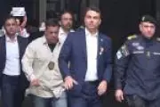 Flávio Bolsonaro elogia cinebiografia do pai e nega irregularidades em financiamento