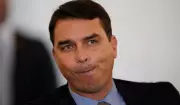 Flávio Bolsonaro é flagrado pedindo R$ 61 milhões a banqueiro Vorcaro para filme