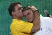 Flávio Bolsonaro se diferencia do pai: 'Não posso tentar ser igual a ele'