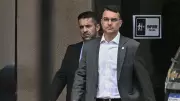 Flávio Bolsonaro viaja aos EUA para encontro incerto com Trump