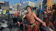 Fãs de Shakira exibem looks inspirados na cantora em Copacabana