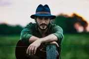 Gabriel Sater celebra 25 anos de carreira com feat de Jackson Antunes e Ivan Lins