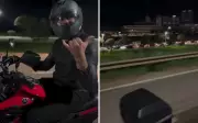 Henrique e Juliano fogem de congestionamento de moto após show em Goiânia