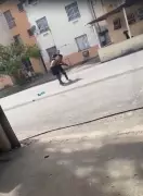 Homem agarra fuzil de PM, dispara cinco vezes e é preso em Tanguá
