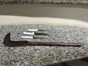 Homem agride companheira e pai com foice e faca em Piraí
