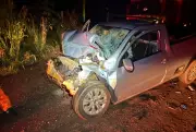 Homem morre em colisão frontal entre carreta e picape na MS-276