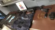 Homem é preso com réplica de fuzil, pistola e coletes em Hortolândia