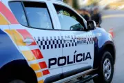 Homem é preso por arrancar lábio da esposa com faca em MT