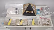 Homem tenta esconder bolsa com crack e dinheiro ao ver PM em Governador Valadares