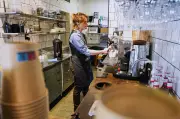 IA 'Mona' administra café em Estocolmo, mas enfrenta problemas de estoque