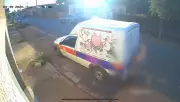 Idosa de 81 anos sobrevive após ser atropelada por caminhonete em ré em MG