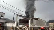 Incêndio atinge depósito de recicláveis em Juiz de Fora e alunos são retirados