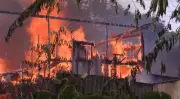 Incêndio de grandes proporções atinge casas e afeta 30 famílias em Manaus