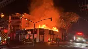 Incêndio de grandes proporções atinge padaria na Zona Leste de Porto Alegre