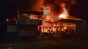 Incêndio de grandes proporções destrói ferro-velho em Uberlândia