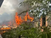 Incêndio destrói 30 casas e afeta famílias em Manaus; idoso recebe alta