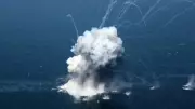 Irã afirma ter atacado navio dos EUA no Estreito de Ormuz