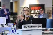 Jornalista alvo de Trump vence Pulitzer e é aplaudida de pé por colegas