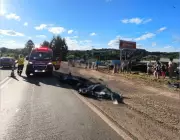 Jovem de 19 anos morre em acidente entre motos e carro na BR-282