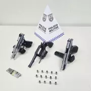 Jovem de 20 anos é preso com armas dentro de ônibus em Sapucaia