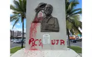 Jovens vandalizam monumento a João Alves na Barra dos Coqueiros