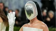 Katy Perry brinca com IA no Met Gala 2026 após faltar ao evento