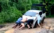 Lama bloqueia acesso de veículos a praias de Fernando de Noronha