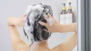 Lavar o cabelo todos os dias faz mal? Especialistas explicam
