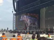 Loba inflável gigante rouba a cena no show de Shakira em Copacabana