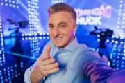 Luciano Huck se explica após críticas ao Bolsa Família em fórum