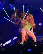 Mangueira brinca com look verde e rosa de Shakira: 'Ela é mangueirense?'