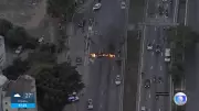 Manifestantes ateiam fogo e interditam Marginal Tietê em São Paulo