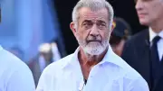 Mel Gibson é flagrado em romance com atriz italiana Antonella Salvucci em Roma