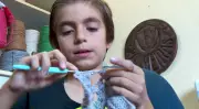 Menino de 10 anos supera depressão com crochê em Araraquara