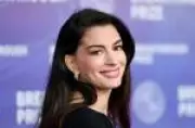 Mensagem política no vestido de Anne Hathaway no Met Gala 2026