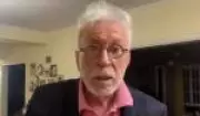 Moacyr Franco gera polêmica ao beijar e puxar cabelo de mulheres em evento beneficente