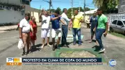 Moradores do Dirceu pintam buracos com cores da bandeira do Brasil em protesto