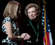 Morre Doris Fisher, cofundadora da Gap, aos 94 anos