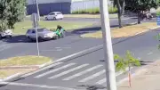 Motociclista de 20 anos fica prensado entre carro e canteiro em Uberlândia