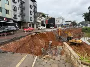 Motociclista e garupa caem em cratera de 5 metros em Ubá