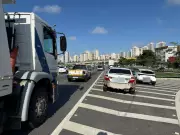 Motociclista fica ferido em acidente com seis veículos no Anel Viário