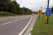 Motociclista invade contramão e bate em ônibus na SP-31 em Suzano