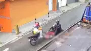 Motociclista invade contramão e se irrita após colisão com outra moto em SP