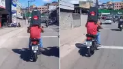 Motociclista transporta banquinhos na cabeça e viraliza em Cachoeiro