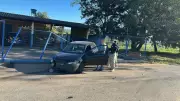 Motorista bate em poste da PRF na BR-365 em Patos de Minas