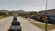 Motorista bêbado bate em carro que capota e cai em barranco em Suzano