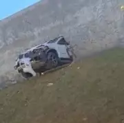 Motorista com CNH vencida perde controle de BMW e bate em muro de centro de saúde em BH