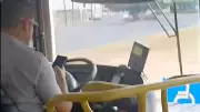 Motorista de ônibus é flagrado usando celular enquanto dirige em Uberlândia
