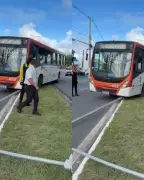 Motorista de ônibus passa mal e bate em poste na Avenida Durval de Góes Monteiro